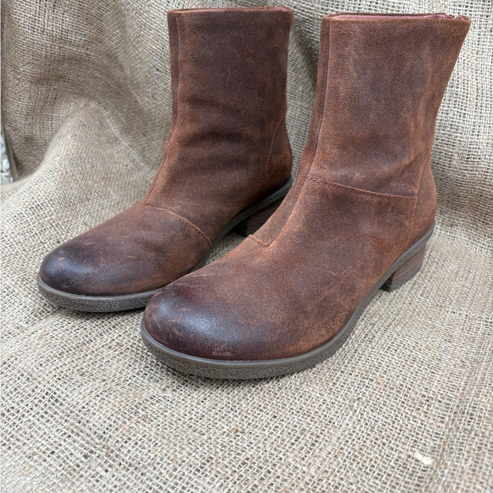 Dansko brown leather boots size 39- fit like 38?